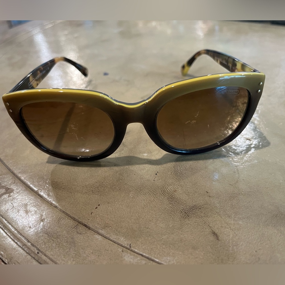 Coach Sunglasses Womens Tortoise Shell Yellow Gradient Lenses.
